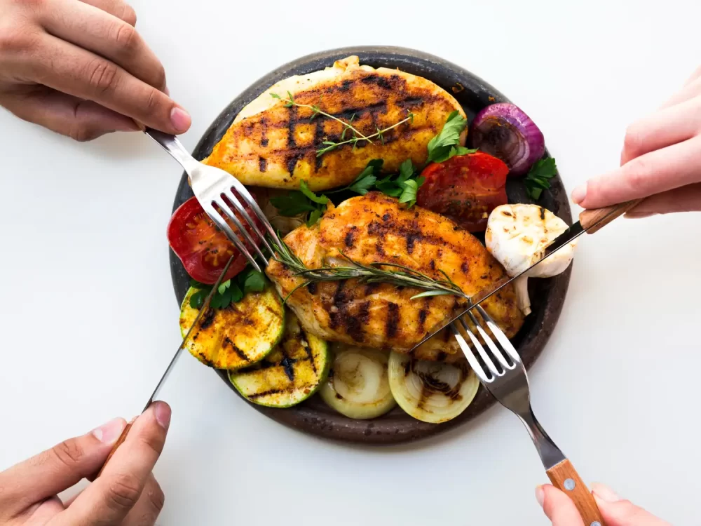 Makanan tinggi protein rendah lemak cocok untuk penurunan berat badan karena dapat membantu mengontrol nafsu makan