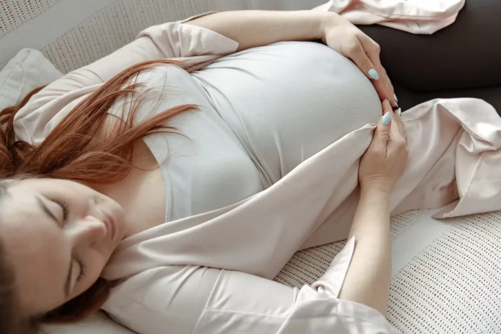 posisi tidur hamil yang benar itu SOS