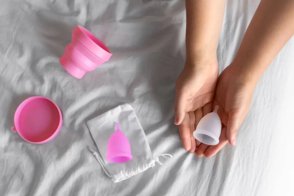 wanita memegang menstrual cup